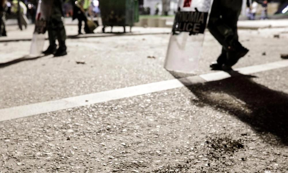 Τα πρώτα λόγια του αστυνομικού που χτυπήθηκε από κουκουλοφόρο - «Έχουν πάρει το καπέλο μου, μην κάνεις κάτι και σε βρουν»